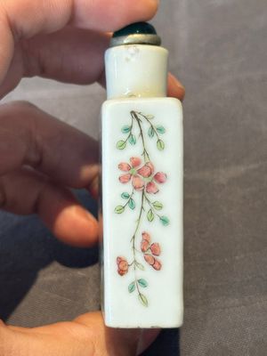 Six various Chinese famille rose snuff bottles, Zhou Hongkui 周洪葵造 mark, 19th C. — foto 21