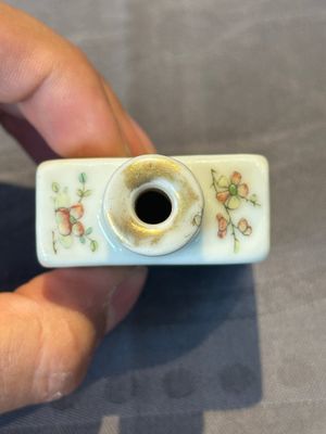 Six various Chinese famille rose snuff bottles, Zhou Hongkui 周洪葵造 mark, 19th C. — foto 22