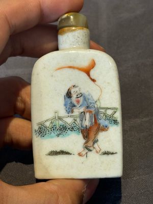 Six various Chinese famille rose snuff bottles, Zhou Hongkui 周洪葵造 mark, 19th C. — foto 36