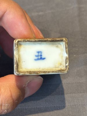 Six various Chinese famille rose snuff bottles, Zhou Hongkui 周洪葵造 mark, 19th C. — foto 7