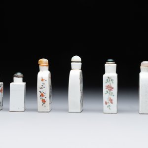 Six various Chinese famille rose snuff bottles, Zhou Hongkui 周洪葵造 mark, 19th C. — foto 4