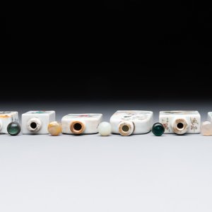 Six various Chinese famille rose snuff bottles, Zhou Hongkui 周洪葵造 mark, 19th C. — foto 5