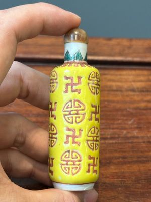Six various Chinese famille verte and rose snuff bottles, shou mark, 19/20th century — photo 11