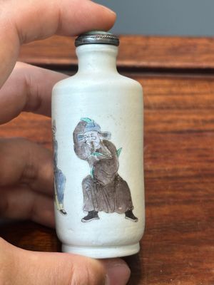 Six various Chinese famille verte and rose snuff bottles, shou mark, 19/20th century — photo 18