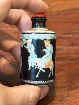Six various Chinese famille verte and rose snuff bottles, shou mark, 19/20th century — photo 35