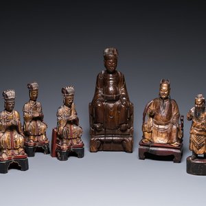 Six various Chinese gilt-lacquered carved wooden sculptures of dignitaries and a guard, Ming and later — photo 1