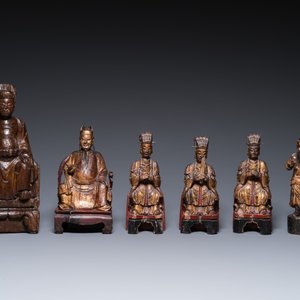 Six various Chinese gilt-lacquered carved wooden sculptures of dignitaries and a guard, Ming and later — photo 2