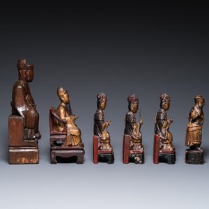 Six various Chinese gilt-lacquered carved wooden sculptures of dignitaries and a guard, Ming and later — photo 3
