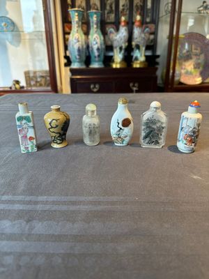 Six various Chinese porcelain and glass snuff bottles, 19th C. — foto 1