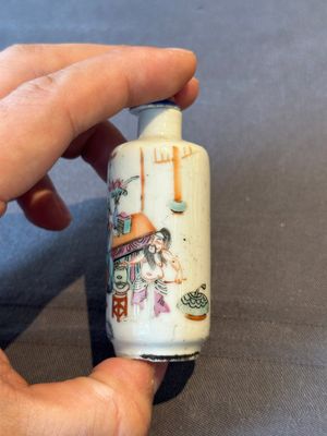 Six various Chinese porcelain and glass snuff bottles, 19th C. — foto 17