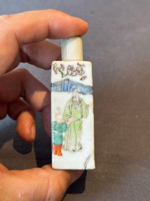 Six various Chinese porcelain and glass snuff bottles, 19th C. — foto 3