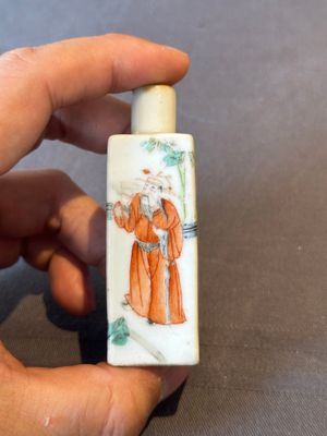 Six various Chinese porcelain and glass snuff bottles, 19th C. — foto 5