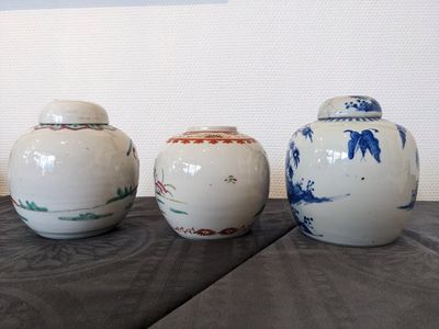Six various Chinese porcelain vases and a covered jar, 19/20th C. — 照片 12