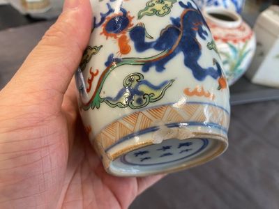 Six various Chinese porcelain vases and a covered jar, 19/20th C. — 照片 15