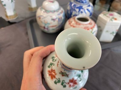 Six various Chinese porcelain vases and a covered jar, 19/20th C. — 照片 18