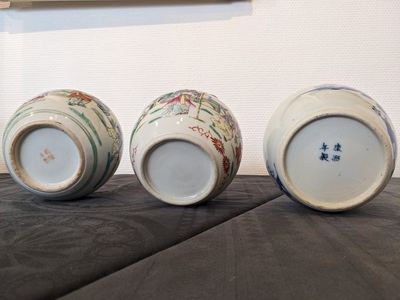 Six various Chinese porcelain vases and a covered jar, 19/20th C. — 照片 3