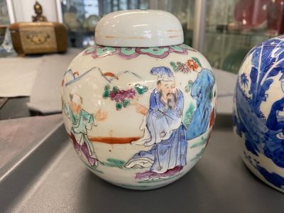 Six various Chinese porcelain vases and a covered jar, 19/20th C. — 照片 32