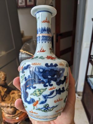 Six various Chinese porcelain vases and a covered jar, 19/20th C. — 照片 7
