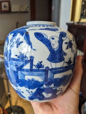 Six various Chinese porcelain vases and a covered jar, 19/20th C. — 照片 9