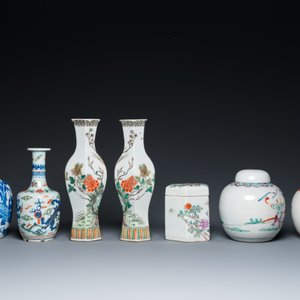 Six various Chinese porcelain vases and a covered jar, 19/20th C. — 照片 5