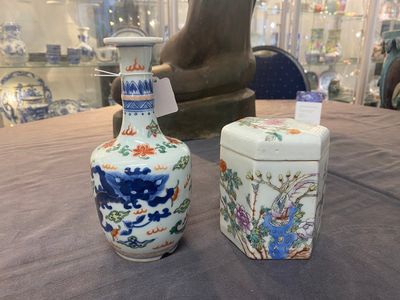 Six various Chinese porcelain vases and one covered jar, 19/20th C. — 照片 12
