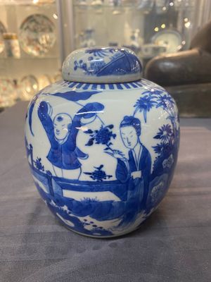 Six various Chinese porcelain vases and one covered jar, 19/20th C. — 照片 19