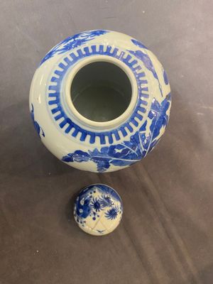 Six various Chinese porcelain vases and one covered jar, 19/20th C. — 照片 20