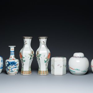 Six various Chinese porcelain vases and one covered jar, 19/20th C. — 照片 4