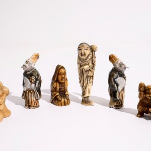 Six various Japanese netsuke in ivory and porcelain, Meiji/Taisho, 19/20th C. — photo 1