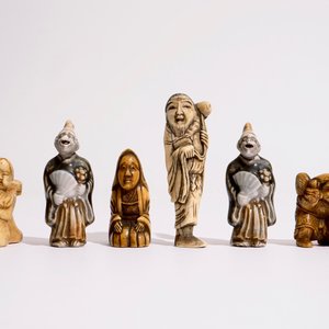 Six various Japanese netsuke in ivory and porcelain, Meiji/Taisho, 19/20th C. — photo 2