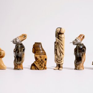 Six various Japanese netsuke in ivory and porcelain, Meiji/Taisho, 19/20th C. — photo 5
