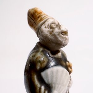 Six various Japanese netsuke in ivory and porcelain, Meiji/Taisho, 19/20th C. — photo 8