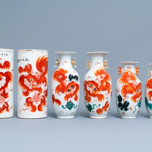 Six vases en porcelaine de Chine à décor en rouge de fer de lions bouddhistes, 19/20ème — photo 2