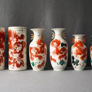 Six vases en porcelaine de Chine à décor en rouge de fer de lions bouddhistes, 19/20ème — photo 8