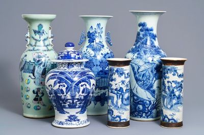 Six vases en porcelaine de Chine bleu et blanc et famille rose, 19ème