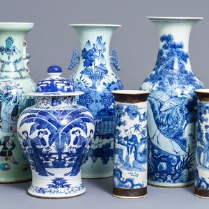 Six vases en porcelaine de Chine bleu et blanc et famille rose, 19ème — photo 1