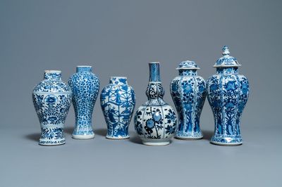 Six vases en porcelaine de Chine en bleu et blanc, Kangxi
