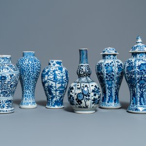 Six vases en porcelaine de Chine en bleu et blanc, Kangxi — photo 1