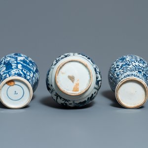 Six vases en porcelaine de Chine en bleu et blanc, Kangxi — photo 9