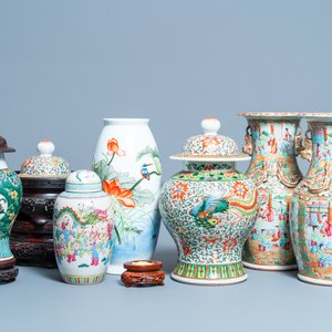Six vases en porcelaine de Chine famille rose et un nombre de socles et couvercles, 19/20ème — photo 1