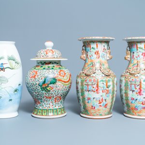 Six vases en porcelaine de Chine famille rose et un nombre de socles et couvercles, 19/20ème — photo 2