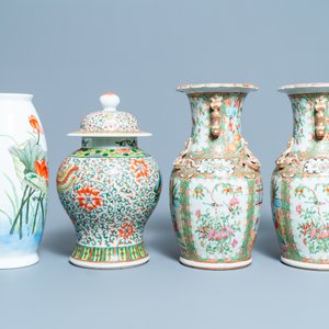 Six vases en porcelaine de Chine famille rose et un nombre de socles et couvercles, 19/20ème — photo 5