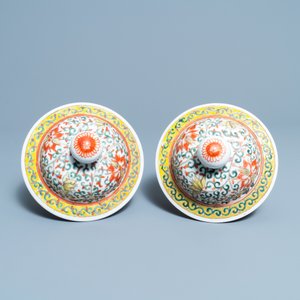Six vases en porcelaine de Chine famille rose et un nombre de socles et couvercles, 19/20ème — photo 8