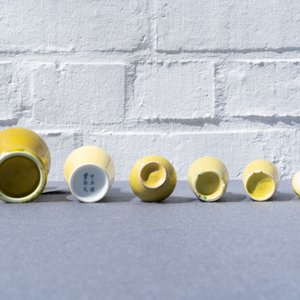 Six vases en porcelaine de Chine jaune monochrome, 19/20ème — photo 13