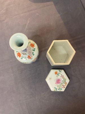 Six vases et un pot couvert en porcelaine de Chine, 19/20ème — photo 15