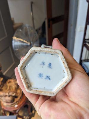 Six vases et un pot couvert en porcelaine de Chine, 19/20ème — photo 6