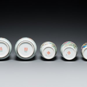 Six vases et une théière couverte en porcelaine de Chine famille rose, 20ème — photo 7
