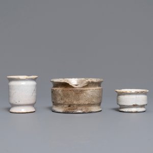 Six white Delft ointment jars and a small Raeren stoneware vessel, 16/17th C. — photo 2