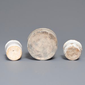 Six white Delft ointment jars and a small Raeren stoneware vessel, 16/17th C. — photo 7
