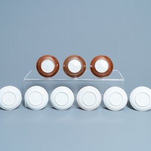 Sixteen Chinese famille rose capucin-ground cups and saucers, Qianlong — 照片 3